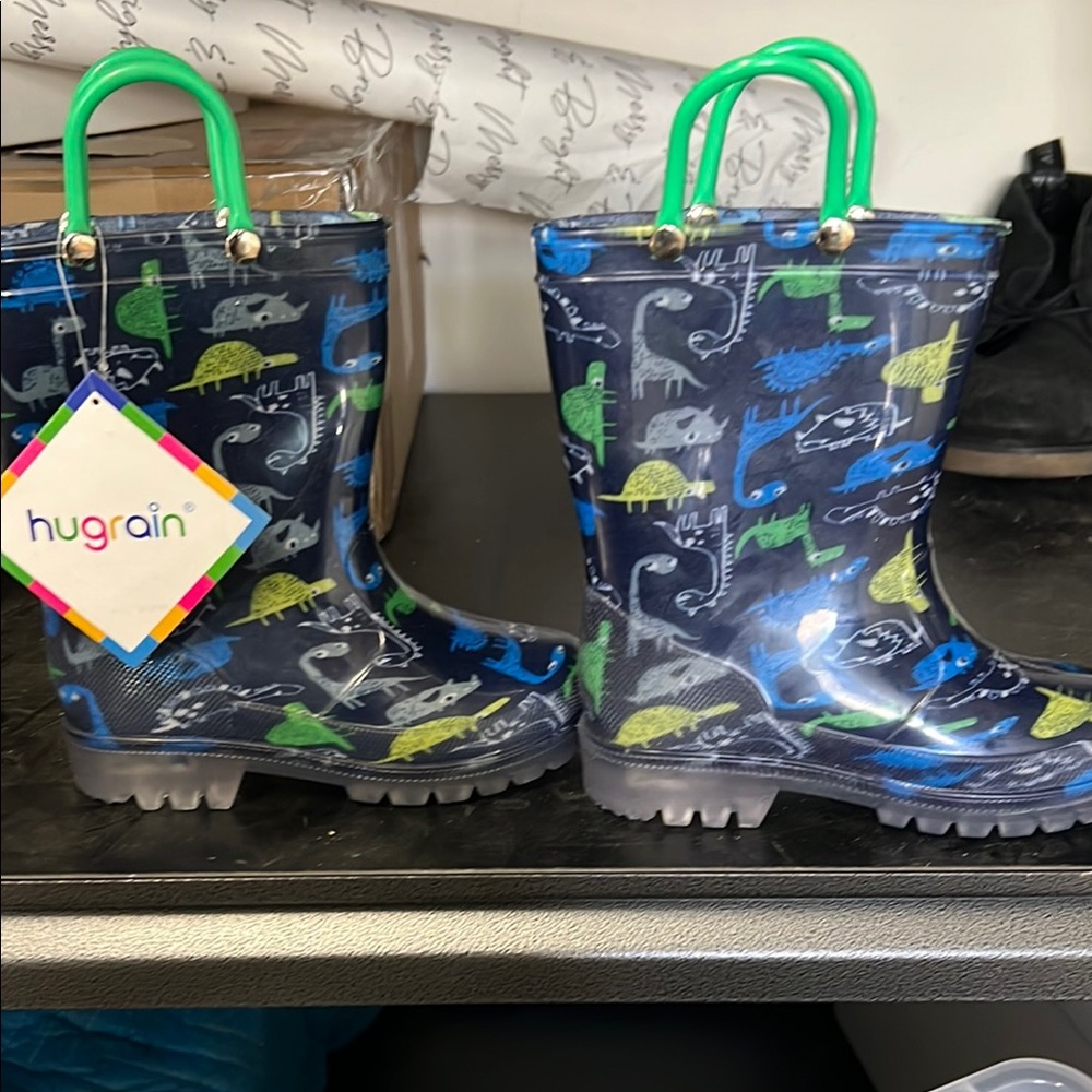 Hugrain rain boots size 9 toddler. They light up when walking. Never worn